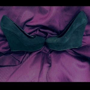 ➡️ BOGO ⬅️ 🖤TRASH🖤 Black Suede Platform closed toe Wedges/ Used